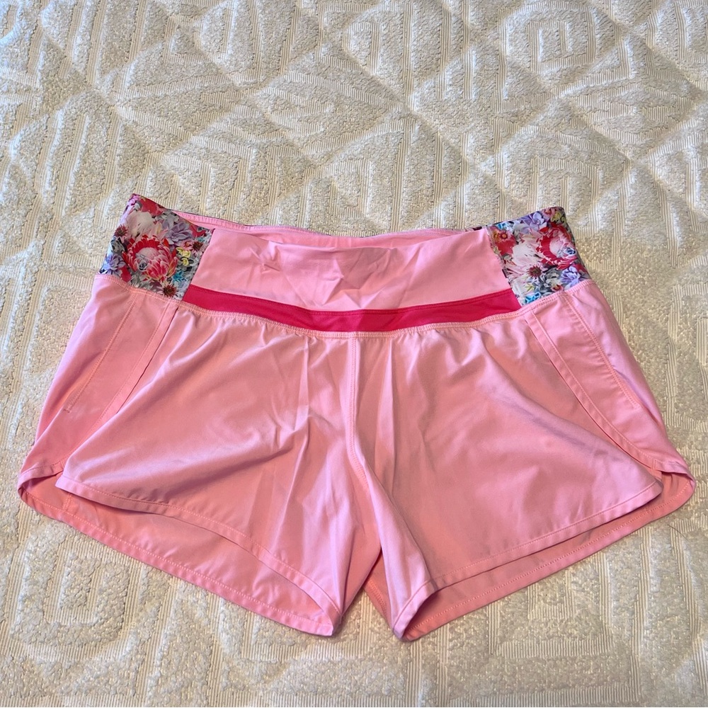 🩷 LIKE NEW 🩷 Lululemon Hotty Hot Shorts - Size 8 - Lined